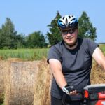 Zbelowane siano z rowerzystą na pierwszym planie