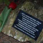 Głaz upamiętniający imienne ofiary