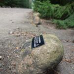 Głaz upamiętniający imiennie jedną z ofiar