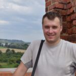 "Mężczyzna z rzeką w tle"