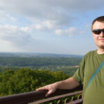 Uśmiecha się, bo myśli, że na dole coś zje...