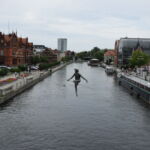 Przechodzący przez wodę