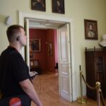 Zasłuchani w opowieść audio-przewodnika