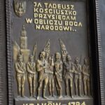 Fragment drzwi wejściowych obrazujących dzieje naszej ojczyzny