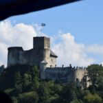 Zamek Dunajec z perspektywy jeziora...