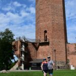 Misiu i Żuczek pod wieżą w Kruszwicy